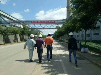实习单位师傅带领学生进行安全检查